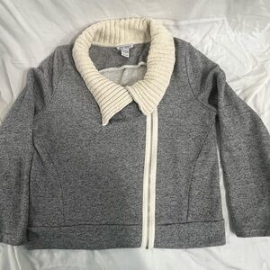 Women’s Sisters sweater size Large
Multi-color -cream and gray